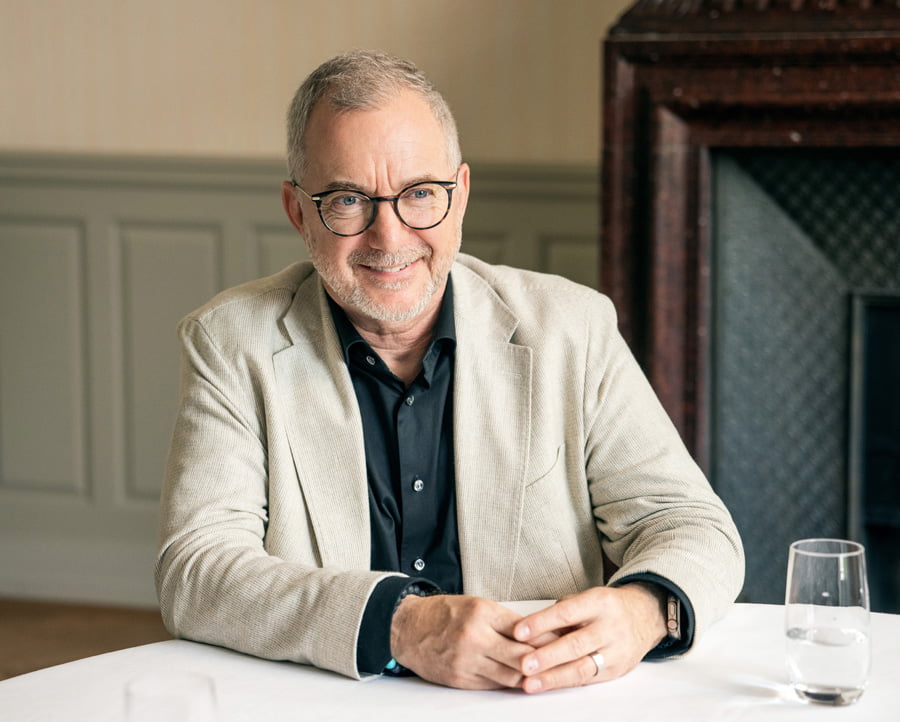 Patrick Rohr moderiert ein Diskursgespräch